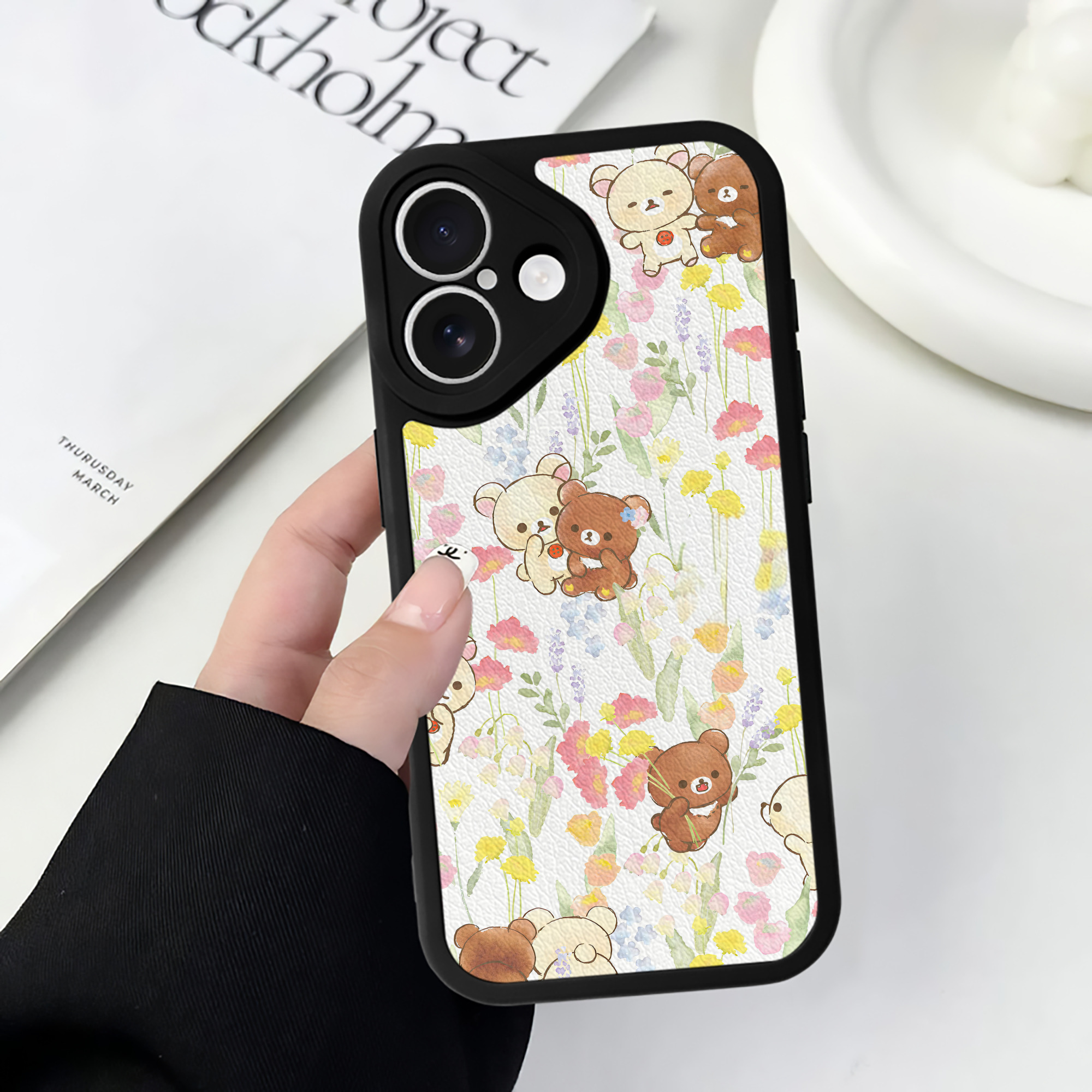 （画像用） リラックマ リラックマ キイロイトリ Rilakkuma Korilakkuma Kiiroitori 【iPhone 16シリーズ対応】シリコンスマホケース（レザー調） 材質：シリコン